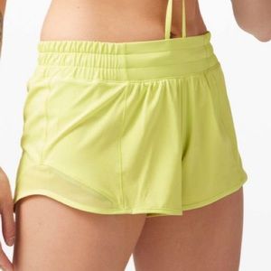 Lululemon 2.5 hotty hot shorts in lemon vibe